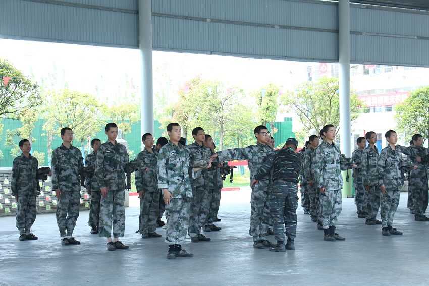 全封闭式教育学校,青少年电脑学校